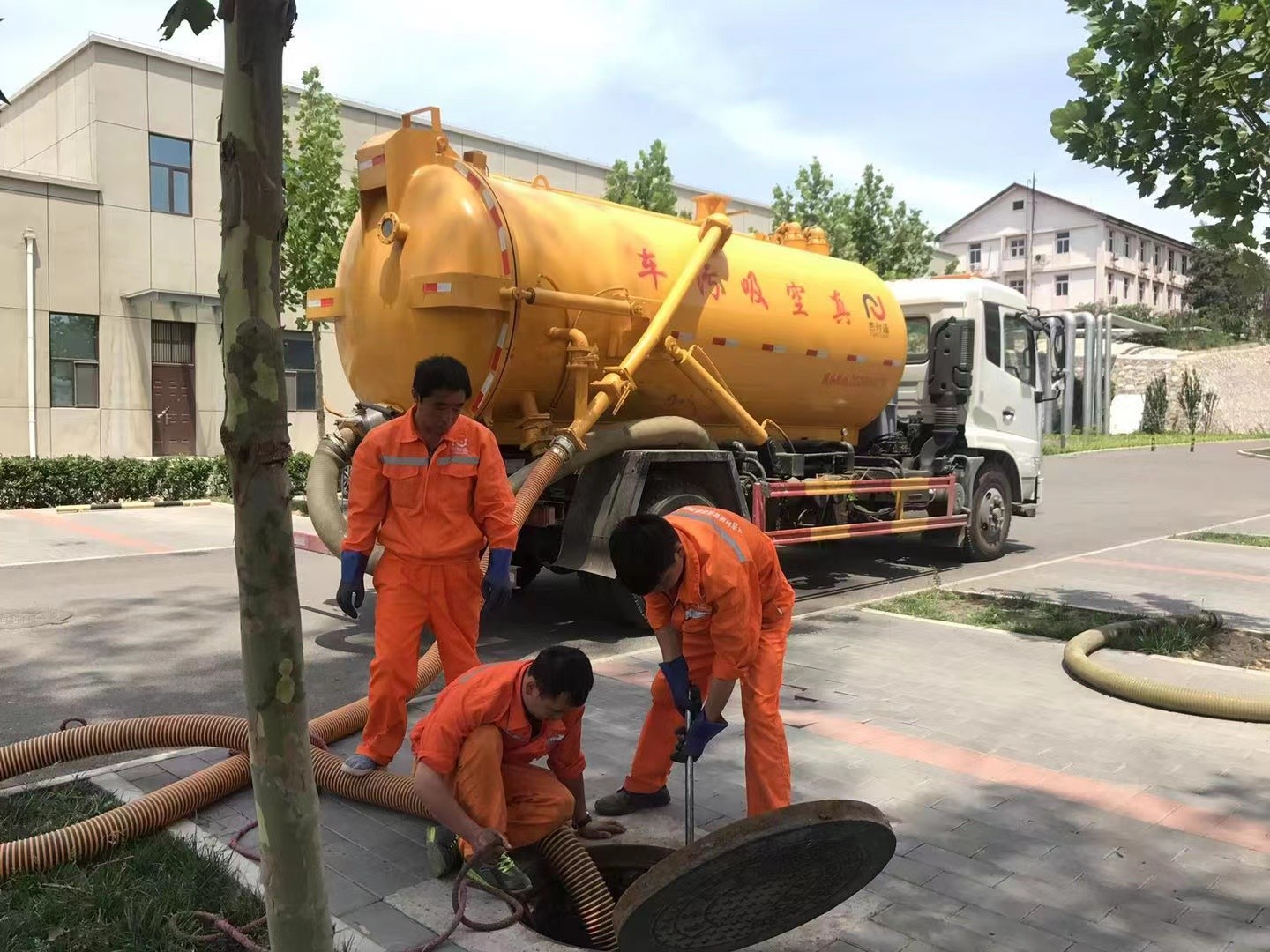 贺兰管道疏通车停在窨井附近