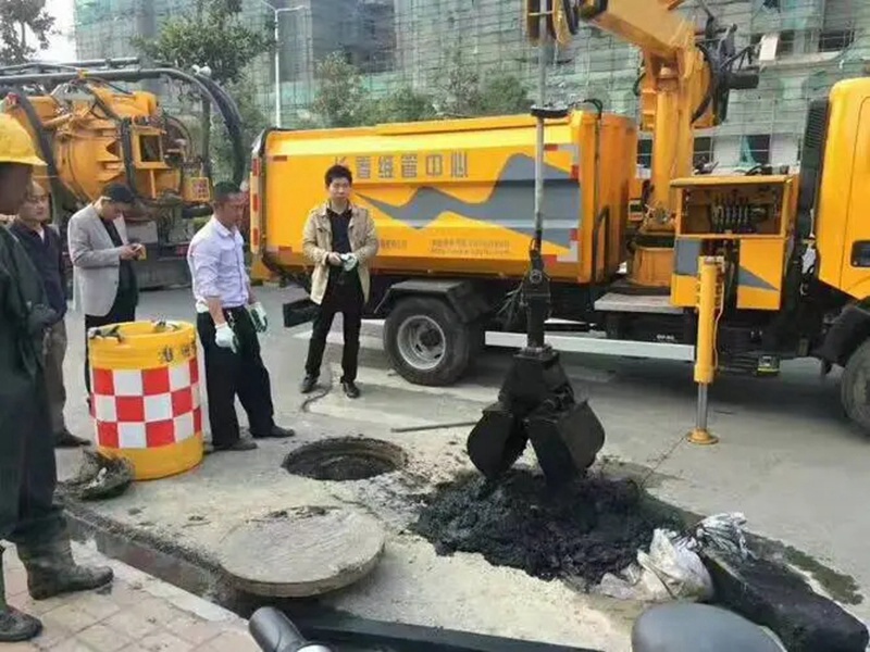 贺兰街道：网格员化身“清道夫”，为民解忧疏通“堵心”化粪池