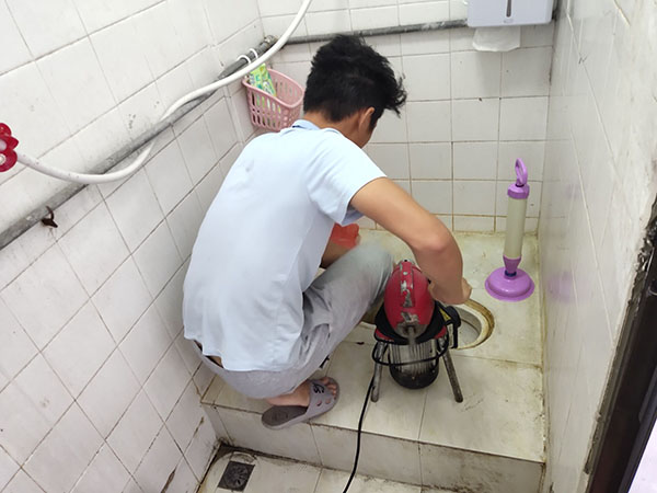 贺兰肥皂掉到马桶里把马桶堵住了怎么办？马桶堵住了怎么办
