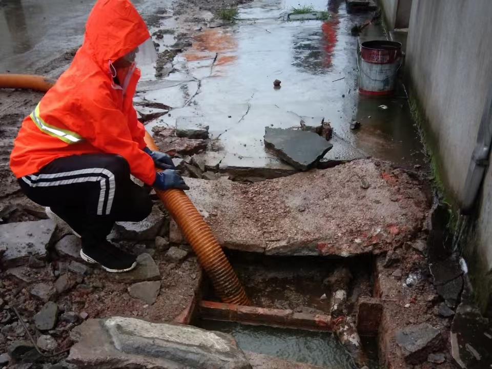 贺兰专业清理污水池 炜誉市政以规范流程守护城市 “肠道”